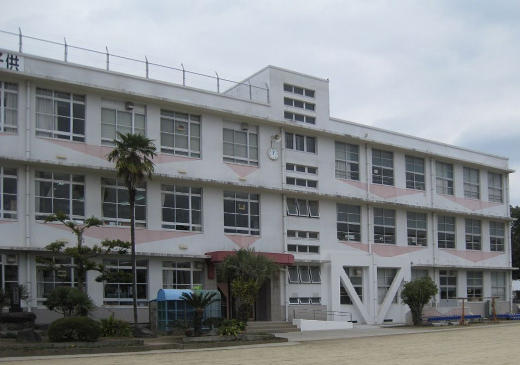 加治木町立柁城小学校管理教室棟