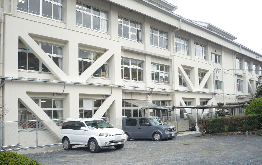 井原市立出部小学校管理教室棟