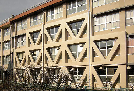 西宮市苦楽園小学校北東棟、体育館