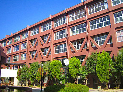聖トマス大学（旧英知大学）教室棟