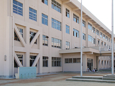新居浜市立高津小学校南棟東側