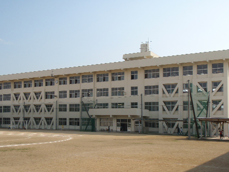 新居浜市立金栄小学校本棟西側