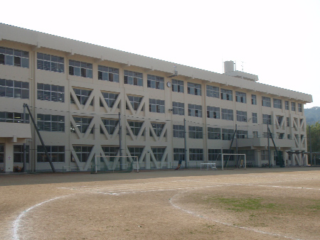 新居浜市立金栄小学校本棟東側